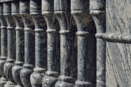 大理石护栏明亮的阳光照耀下美丽的灰色大理石栏杆照片