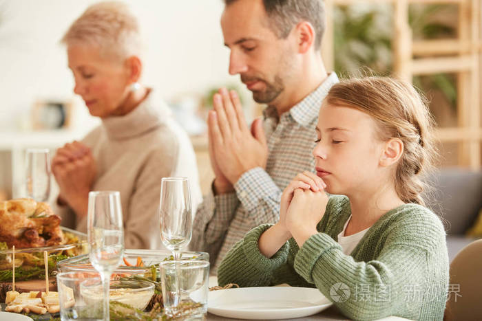 小孩 后代 享受 感恩节 食物 桌子 丈夫 男人 女孩 团结
