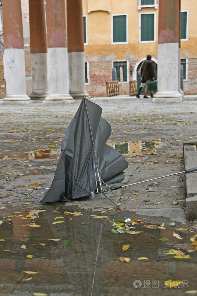 威尼斯街头的破伞