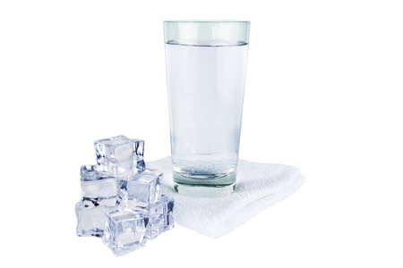 冰块旁边放着一杯水。