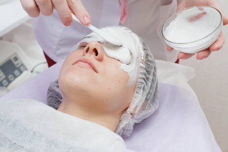 美容师对面部皮肤进行超声波清洁。