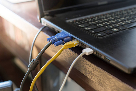 LAN电缆和VGA电缆连接至笔记本电脑