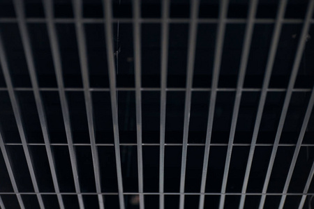 现代黑色金属格栅天花板,吊顶.抽象的设计质感.照片