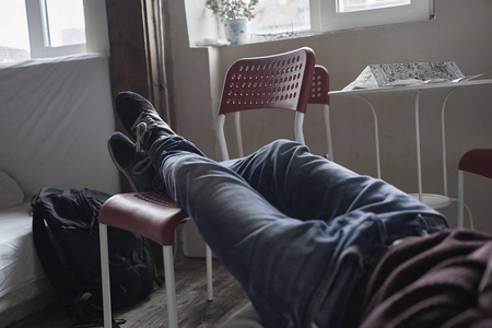 帅哥酒店打牌图片