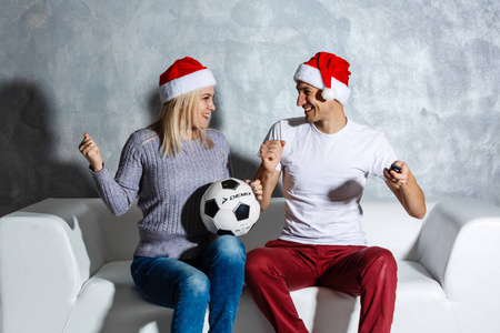 夫妇 白种人 女人 庆祝 足球 成人 圣诞节 在一起 假日