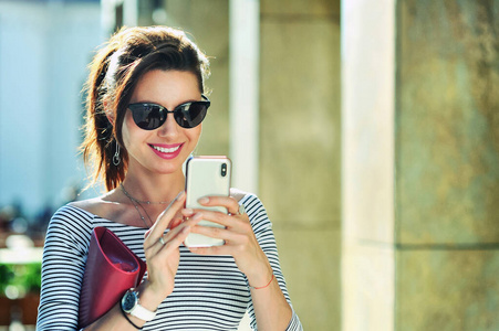 快乐女孩拿着手机自拍照片