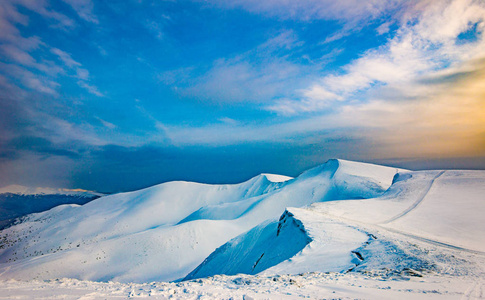 在一个阳光明媚的冬天，滑雪坡的美景