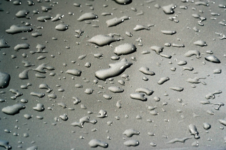 夏天的雨，滴滴的水珠洒在车漆上。小圆或小圆