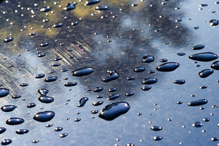 夏天的雨，滴滴的水珠洒在车漆上。小圆或小圆