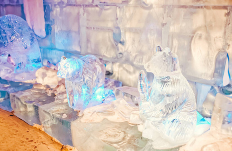 用冰做成的房间雕像碎片