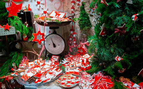 德国圣诞市场的陶瓷圣诞树装饰品