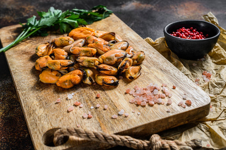 新鲜的生贻贝肉放在木制的砧板上。健康海鲜