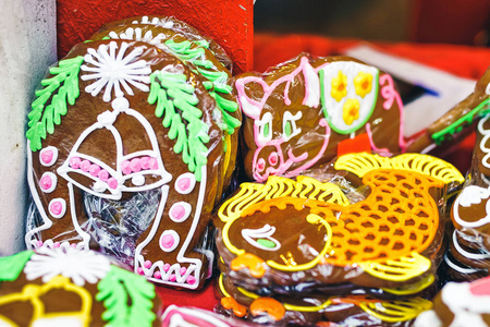 里加圣诞市场上的姜饼甜食摊图片