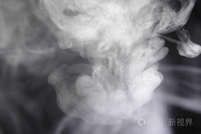 一股股烟在黑色的背景上蔓延开来
