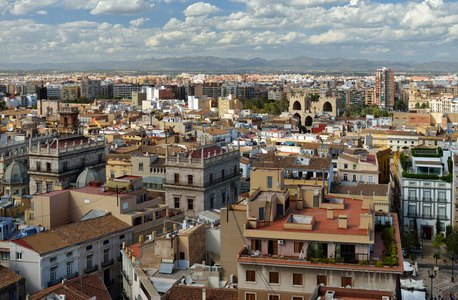 西班牙瓦伦西亚在西班牙瓦伦西亚的屋顶上。从瓦伦西亚大教堂鸟瞰历史城市景观。