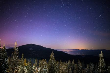 星空位于风景如画的上空