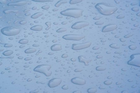 夏天的雨，滴滴的水珠洒在车漆上。小圆或小圆