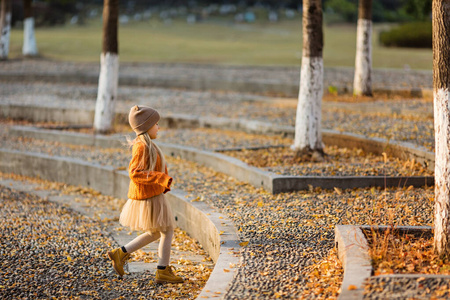 秋季儿童时尚.快乐的童年.生活方式肖像照片