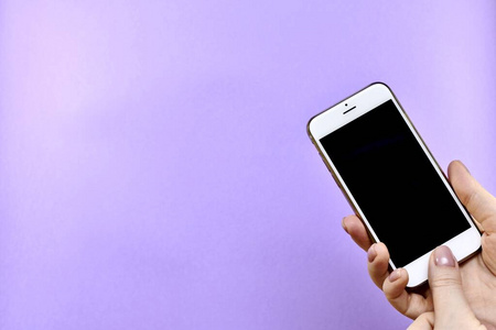 手机关机一部智能手机的黑屏关机,用拇指按下按钮,留下指纹.照片