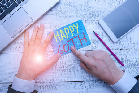 概念性手稿显示60岁快乐。商务图片文字一个欢乐的时刻，特别是纪念60年手持式笔记纸附近的书写设备和智能手机。