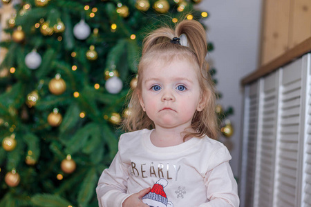 圣诞树旁的可爱小女孩。新年和圣诞节。圣诞树装饰。