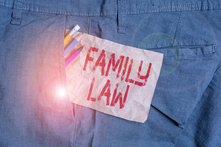 文字文字家法。法律部门的商业概念，处理与家庭书写设备和工人工作裤口袋内的棕色便笺有关的事项。