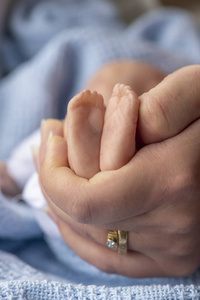 tiny newborn feet 