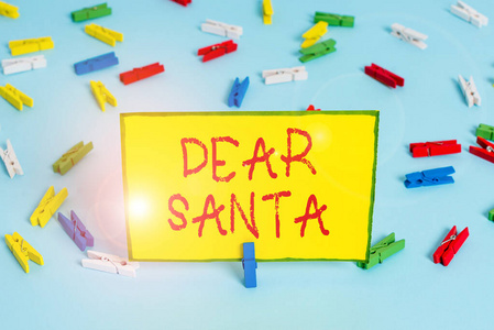 亲爱的圣诞老人。商业理念为圣诞老人写的信，圣诞期间孩子们写彩色衣夹纸空提醒蓝色地板背景办公室别针。