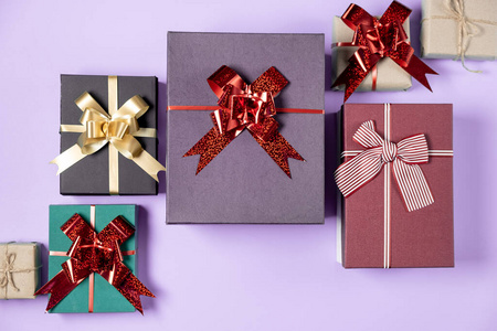 情人节背景。粉彩紫色背景的各种礼品盒。情人节概念。平面布置，俯视图，复制空间