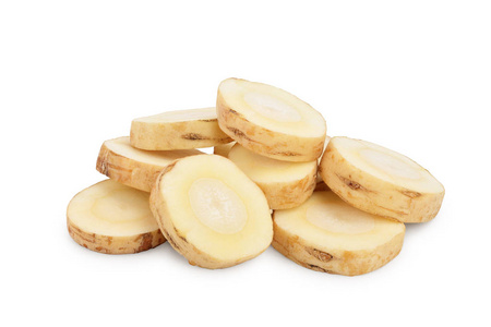 芫荽根在白色背景特写上分离的防风根切片照片