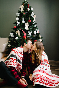 冬天 假日 男人 夫妇 傍晚 女人 在一起 拥抱 乐趣 友谊