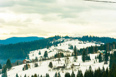 在风景如画的冬季风景中，可以看到这个山村。