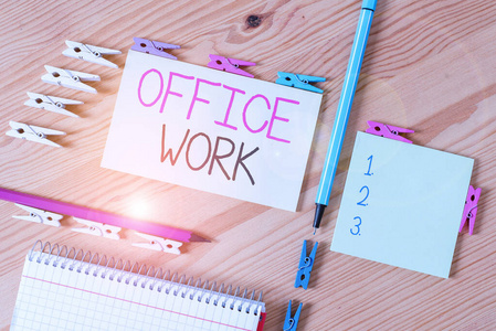 写说明办公室工作的便条。商业照片显示任何文书或行政工作的组织彩色衣夹纸空提示木地板背景办公室。
