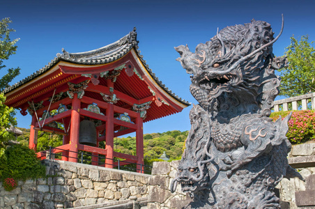 日本京都清水寺综合区的龙石雕.照片