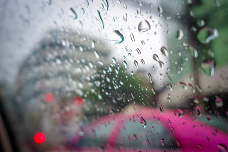 雨滴落在车窗上