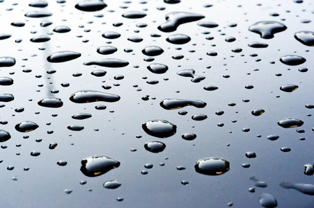 滴滴车夏天的雨,滴滴的水珠洒在车漆上.小圆或小圆照片