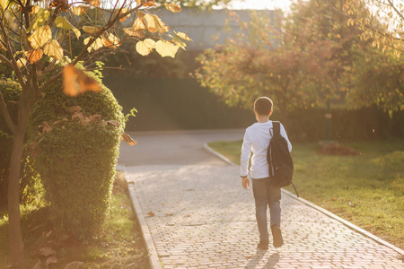 行走的背影图片