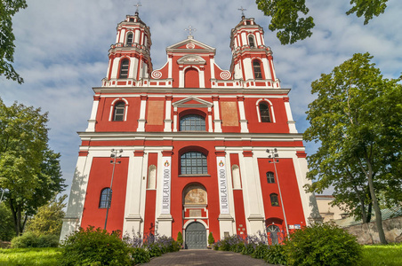 立陶宛维尔纽斯，重建后的圣雅各布教堂迎着春天的天空。
