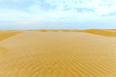 撒哈拉沙漠，天空乌云密布。沙丘。