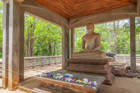 斯里兰卡阿努拉达普拉马哈梅夫纳瓦公园花岗岩三摩地佛像.照片