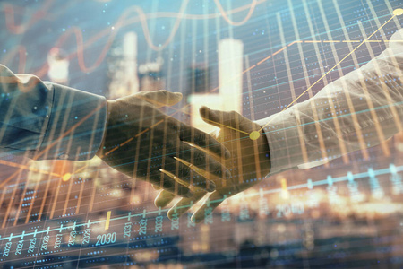 两位商人握手的城市景观背景下的金融图表双曝光。财务分析概念与投资机会