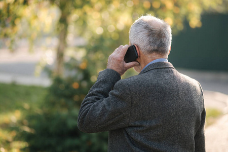 白发老人背影图片