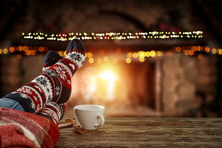 浪漫的 火焰 圣诞节 杯子 休息 炉边 在室内 季节 温暖的