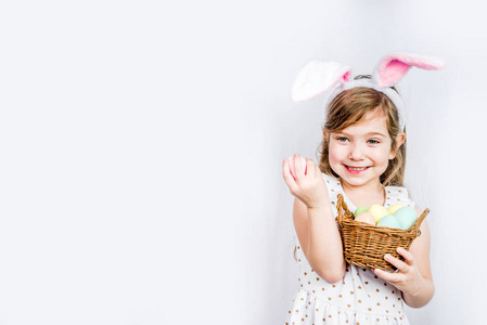 快乐可爱的兔子耳朵女孩。复活节贺卡背景