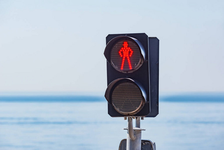 开车遇行人红绿灯在行人横道上的人影.照片