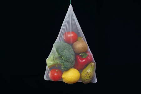 收集新鲜蔬菜和水果在可生物降解袋o
