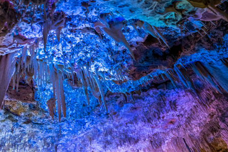 洞穴中钟乳石和石笋的形成。西班牙马洛卡