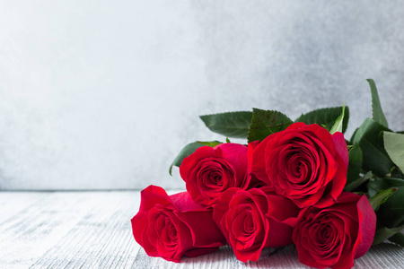 石底红玫瑰花束情人节贺卡