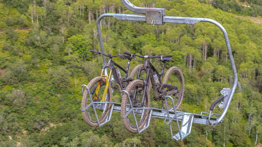 公园城滑雪场在淡季使用山地自行车升降椅的全景特写镜头