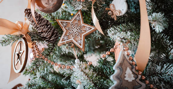 圣诞舞会挂在一棵装饰过的冷杉树上，背景是夜晚燃烧的博克灯。